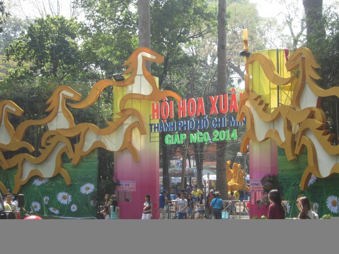 Hoa xuân tràn ngập công viên Tao Đàn - ảnh 9